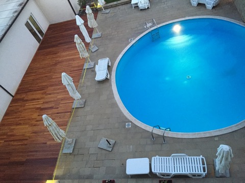 Cumaru-garapa deking na Inox klipsama - spoljasni bazen hotela Aquastar Danube